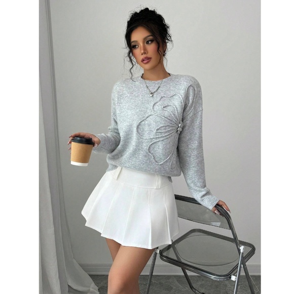 Gray Knit Pullover Sweater Textured Floral Appliqué Long Sleeve - Picture 8 of 9